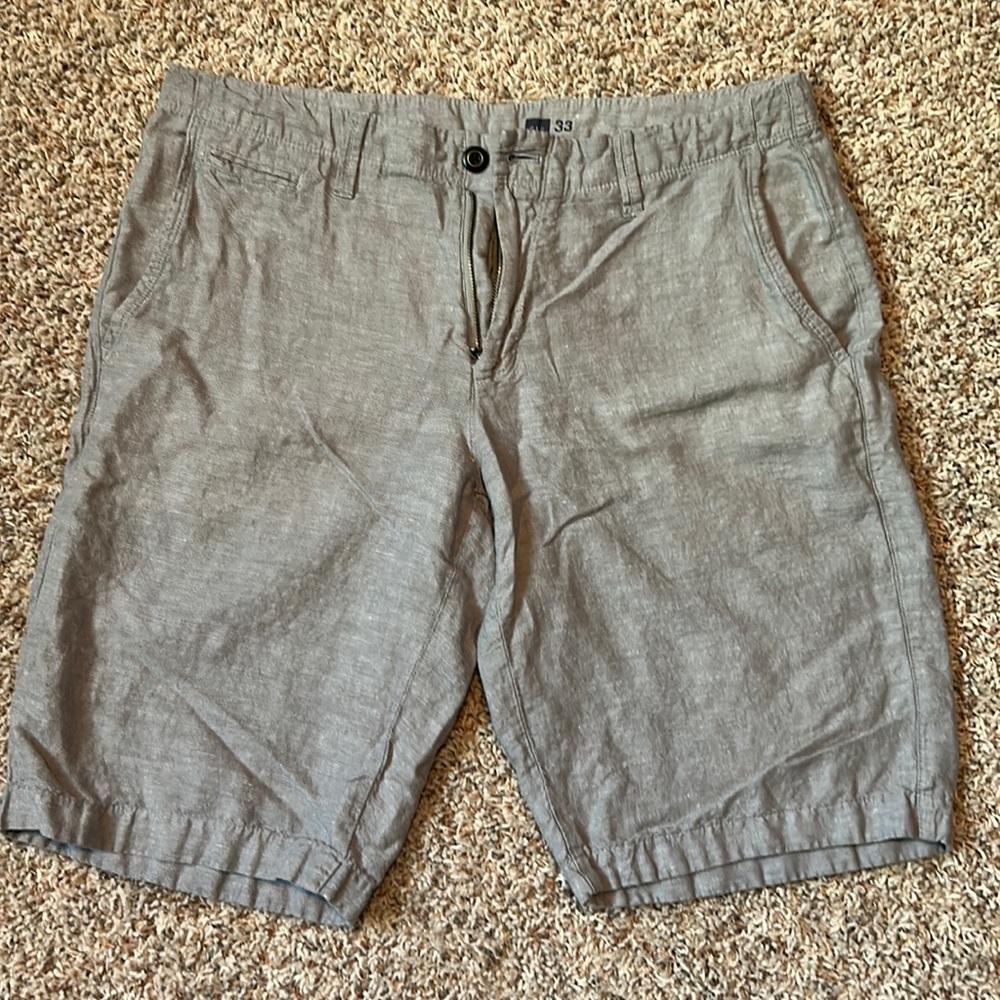 Gap Men’s Light Gray Casual Shorts, Size 33.